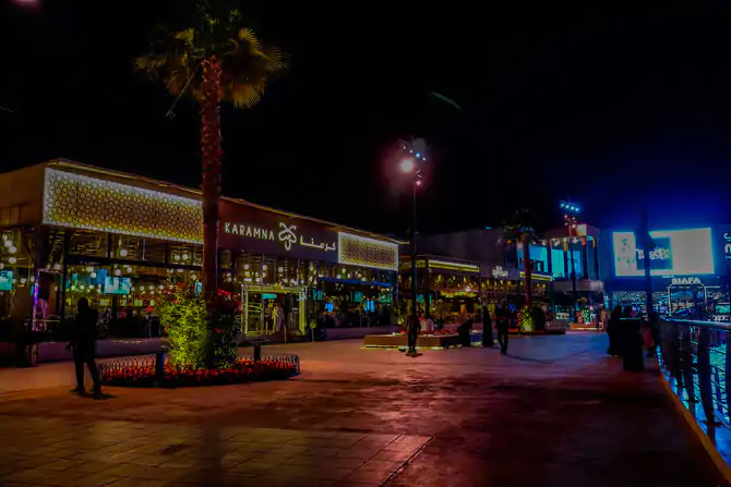 Dining-at-Boulevard-City.